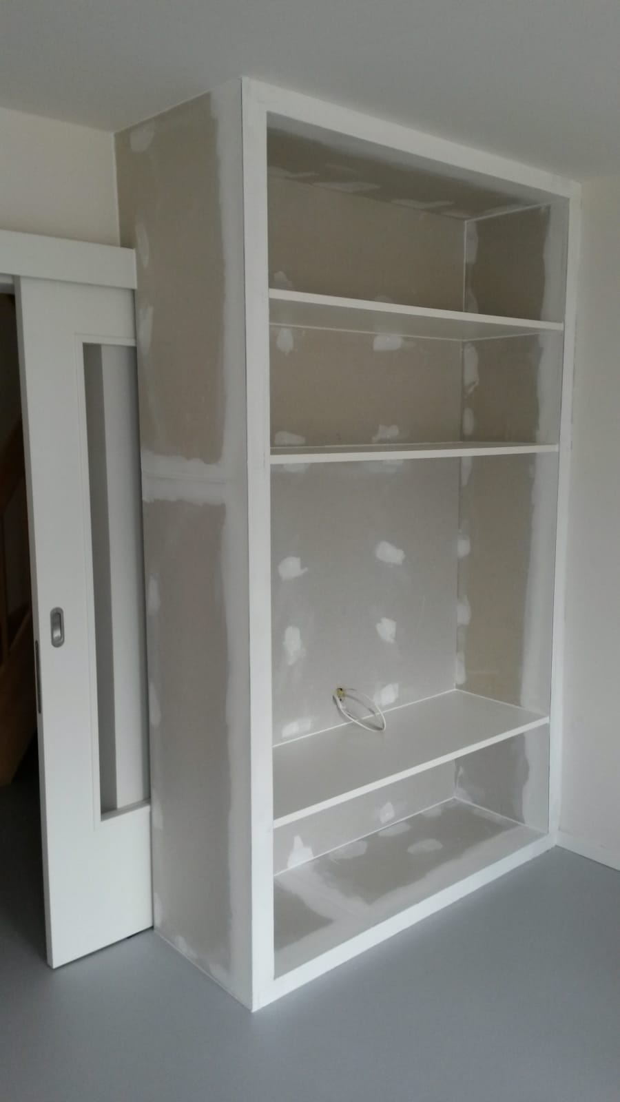 Trockenbauregal für Brennholz und TV
