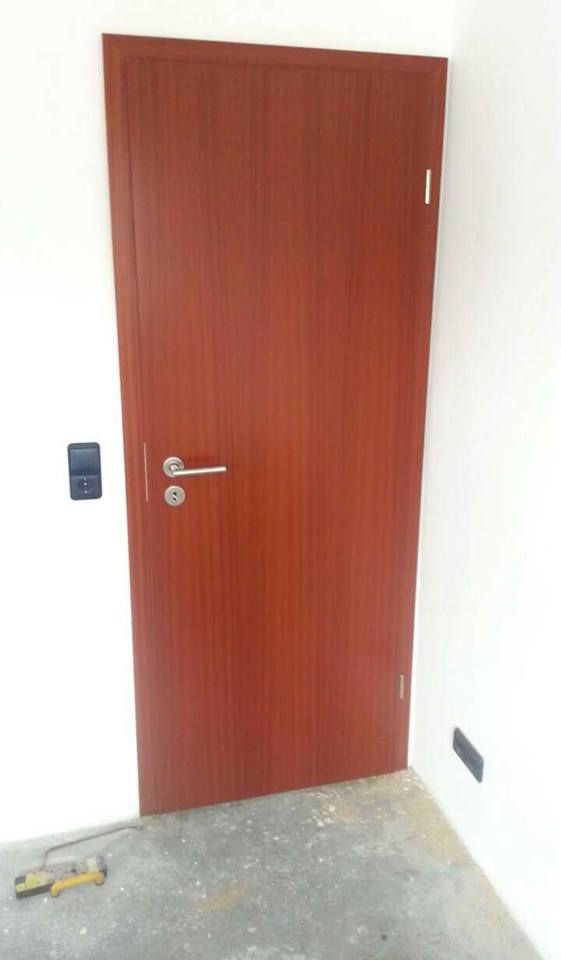 Lieferung und
Montage von
Mahagonitüren.