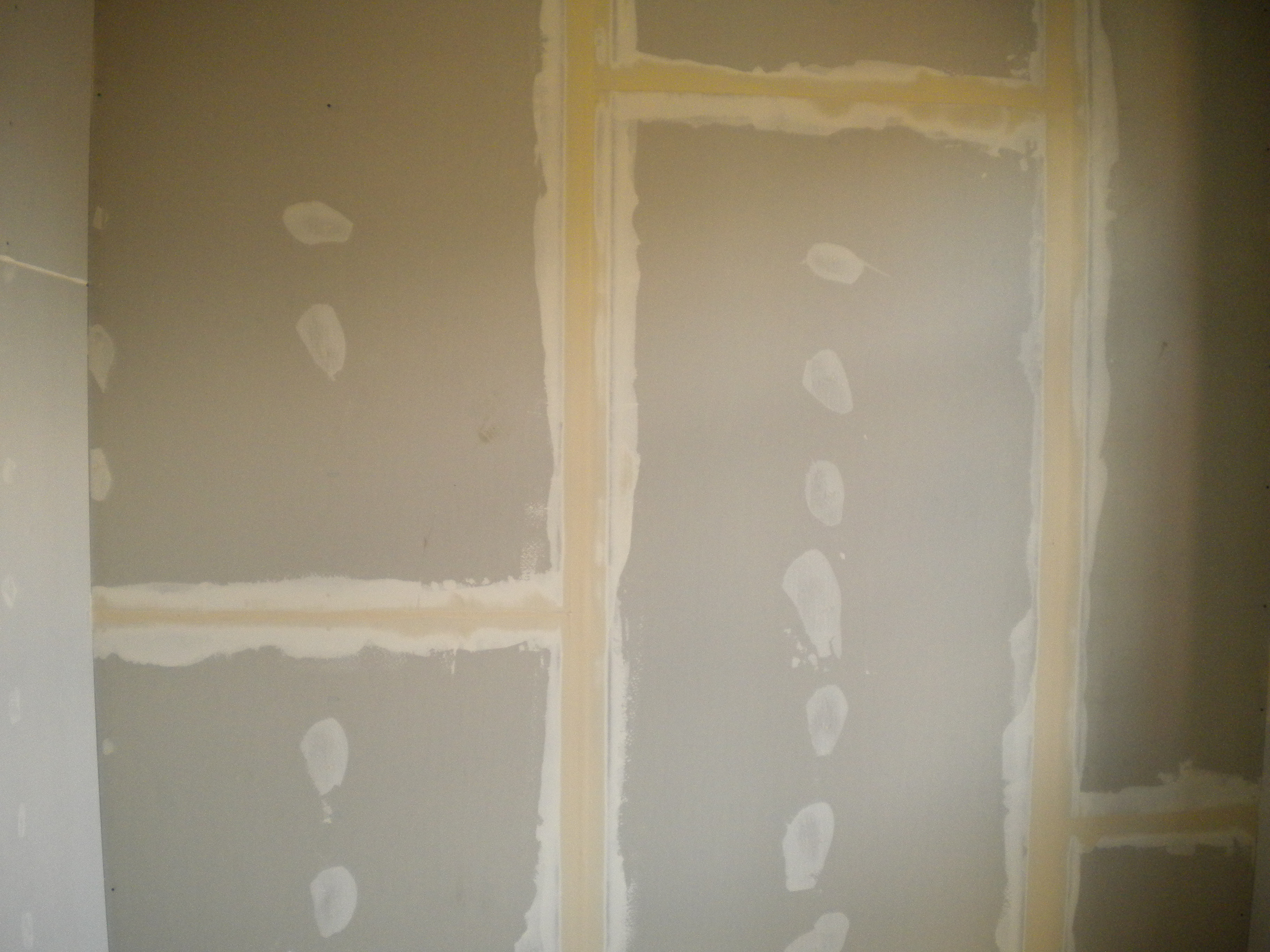 Montage einer gedämmten Trockenbauwand.