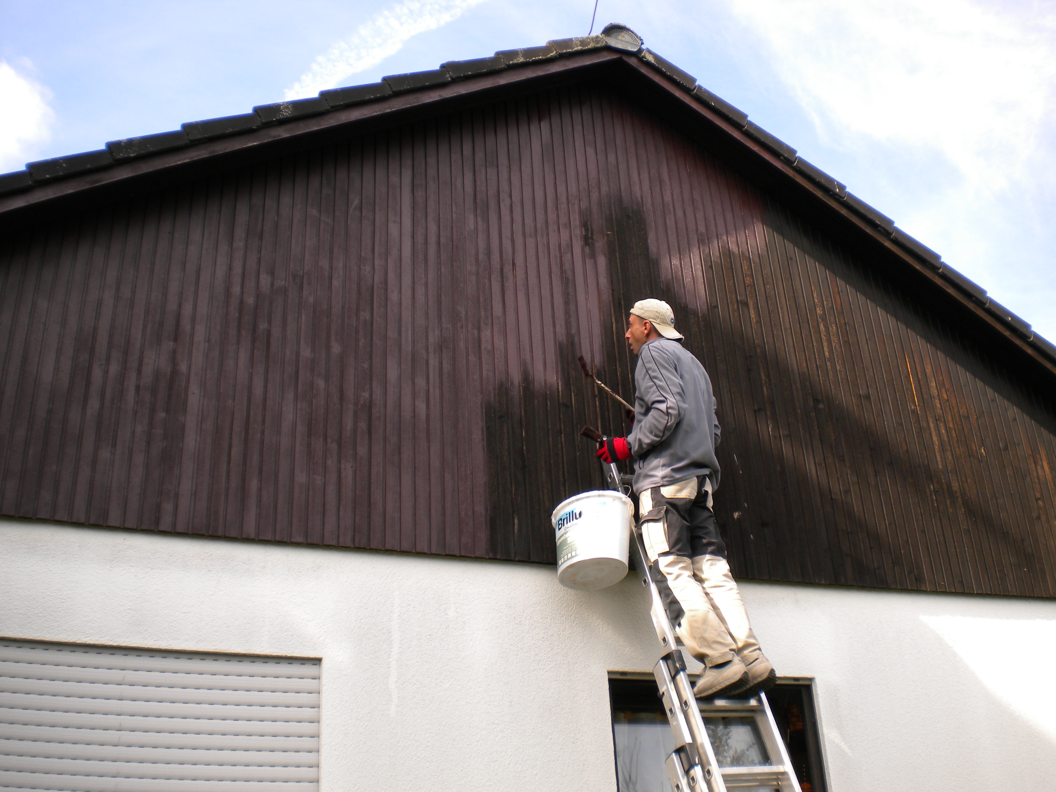 Holzschutz Fenster, Haustür und Giebel